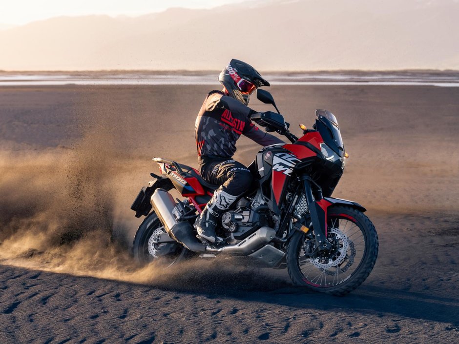 CRF1100-Africa-Twin-DCT-22YM-01-aws-05