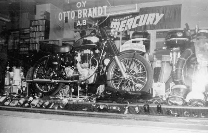 Otto Brandt -historia - 1956 - näyteikkuna